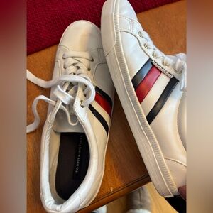 Women’s Tommy Hilfiger Lightz Lace Up Fashion Sneakers. Size 9 1/2